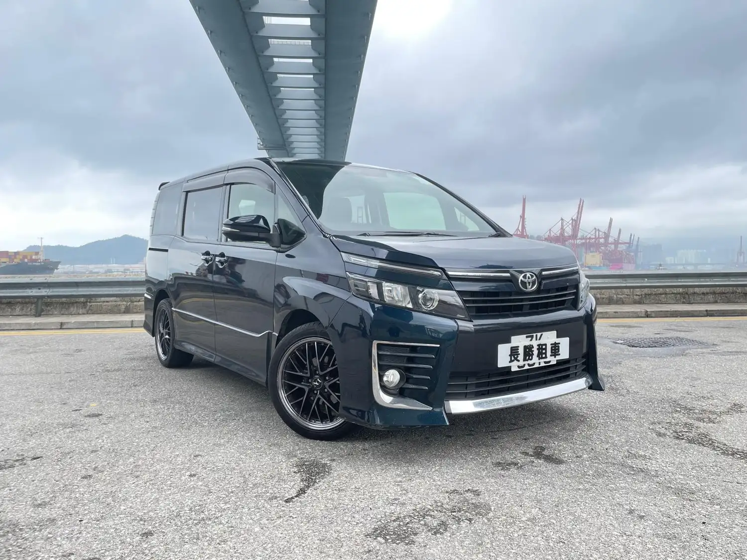 TOYOTA VOXY 租車 - 香港租車