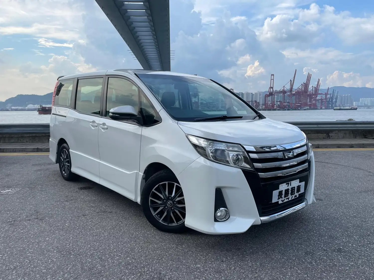 TOYOTA NOAH 租車 - 香港租車